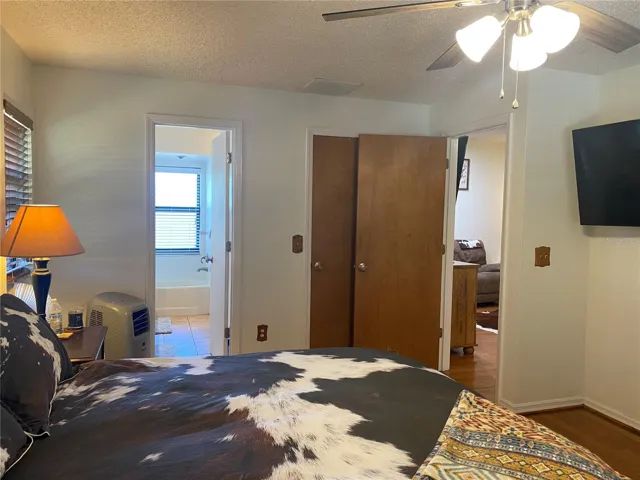 Master bedroom has en-suite bathroom and walk-in closet