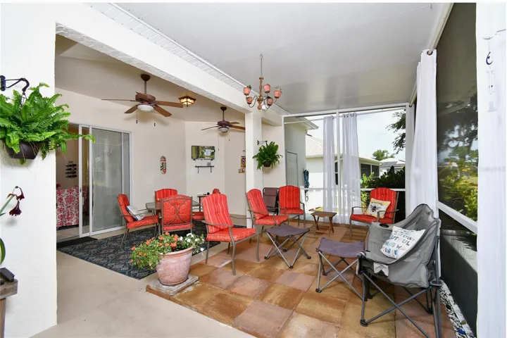 So much extra living area in this spacious lanai