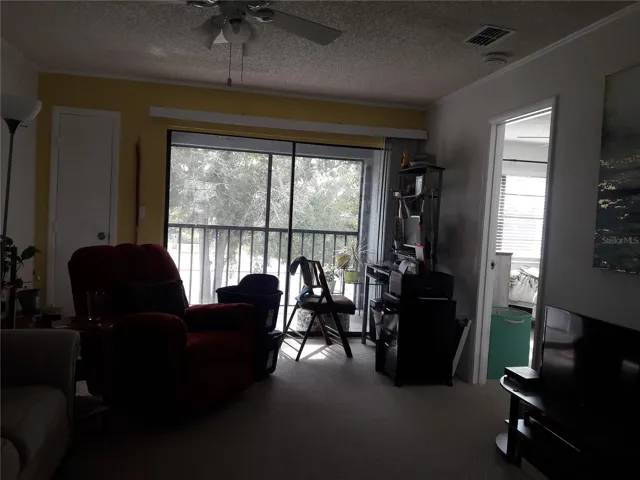 Large LR w/hi-end  floors