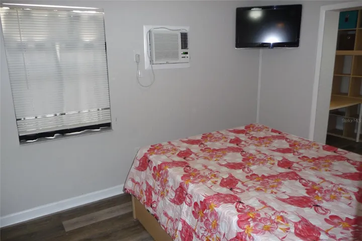 Bedroom Queen bed and wall unit AC