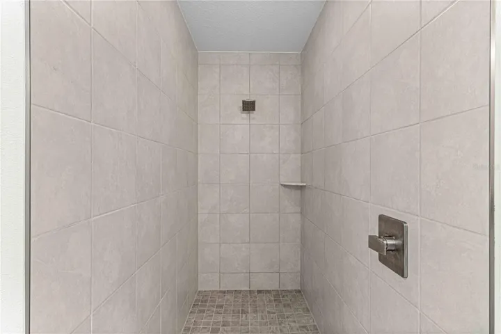 OVERSIZED WALK IN SHOWER