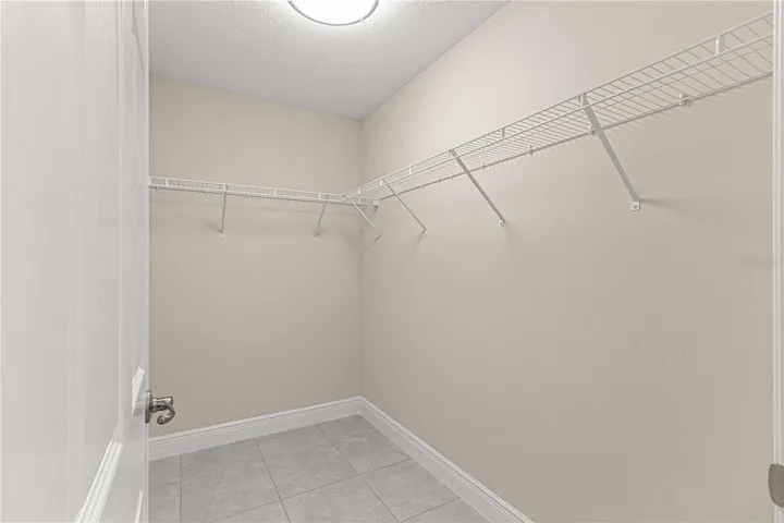 WALK IN CLOSET