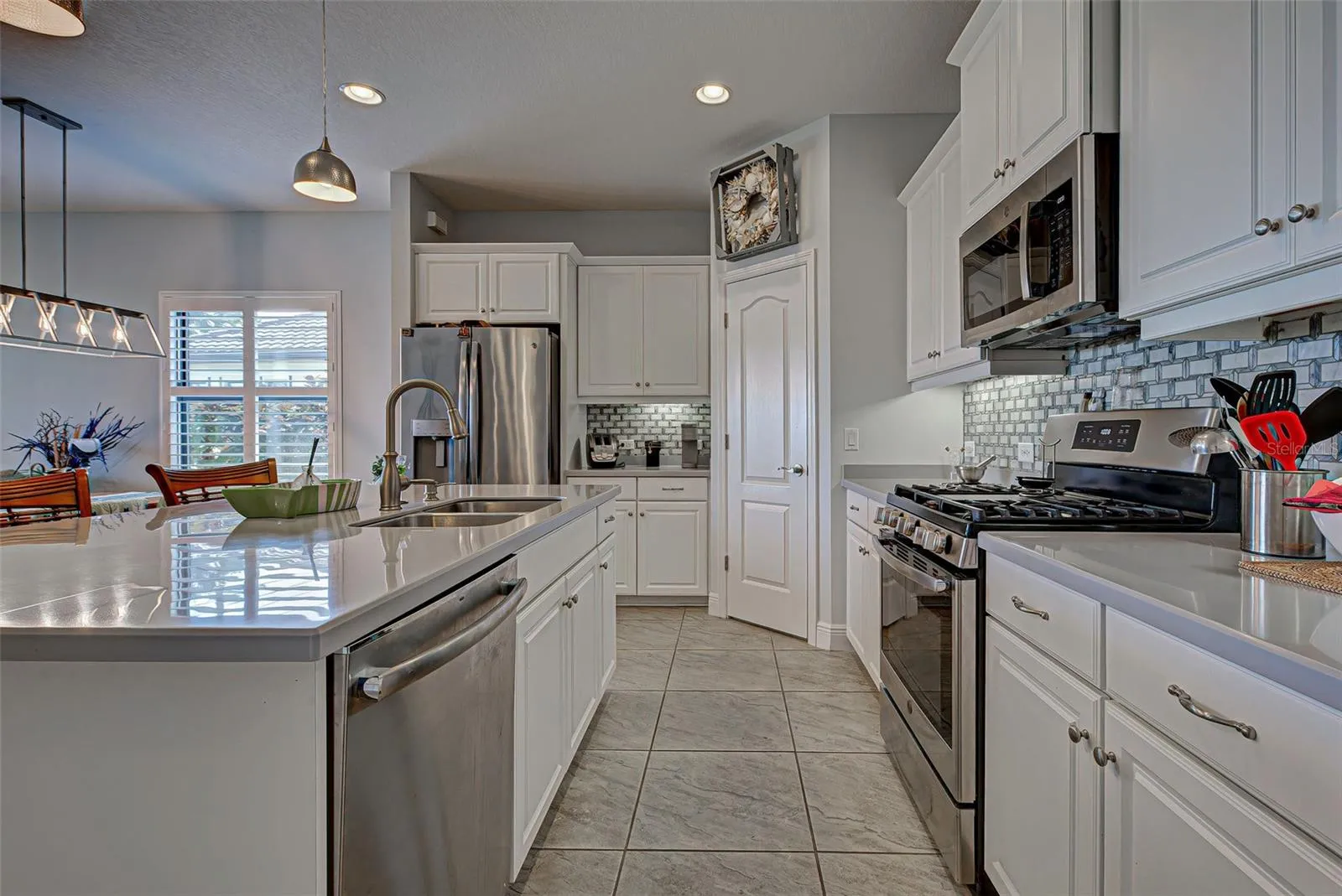 STREAMLINED KITCHEN- CLEAN AND BRIGHT