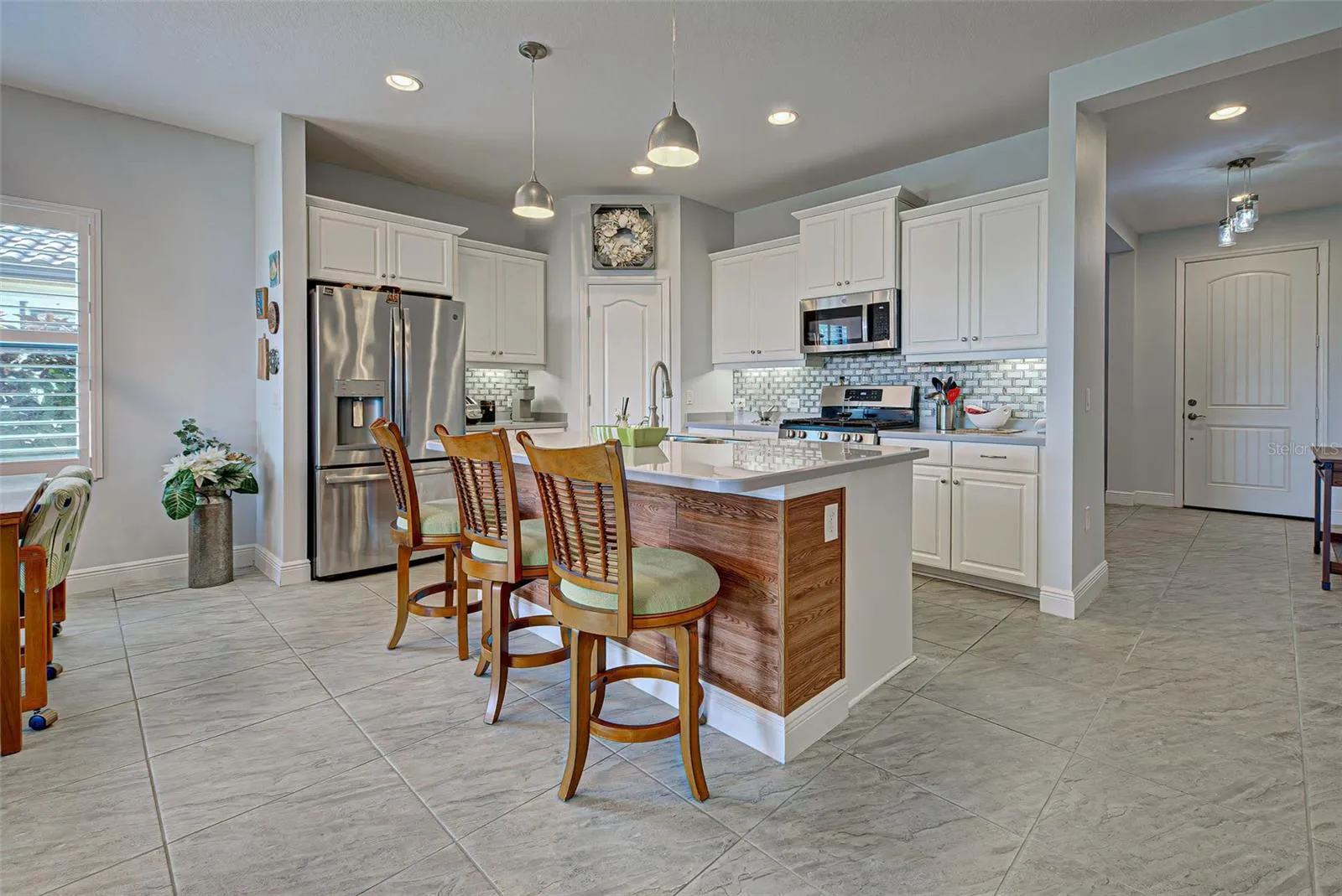 ISLAND / BREAKFAST BAR WITH CUSTOM TRIM.
