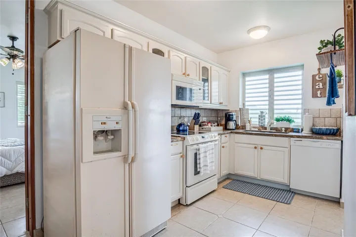 Kitchen first floor: 1b/1ba unit