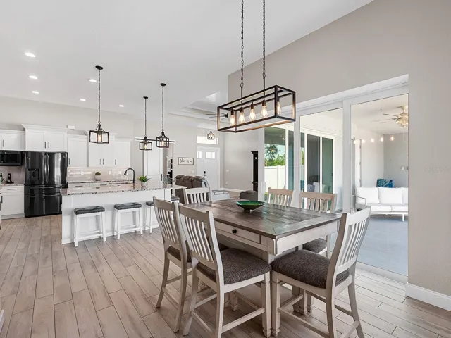 So many dining area  options.