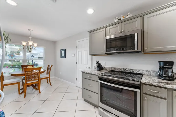 KITCHEN (front) & BREAKFAST NOOK (back L)