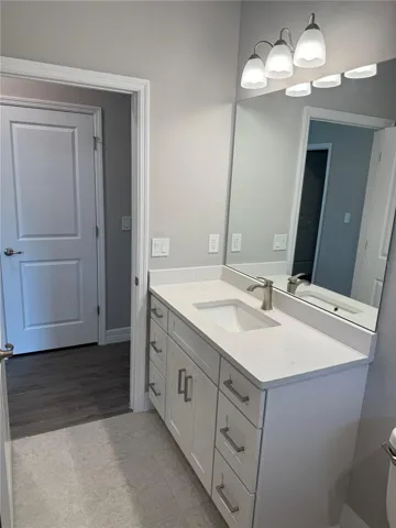 Hallway Bath between Bedroom 2 and 3