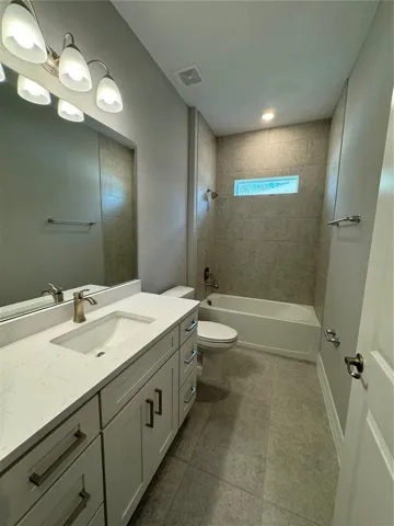 Hallway Bath between Bedroom 2 and 3