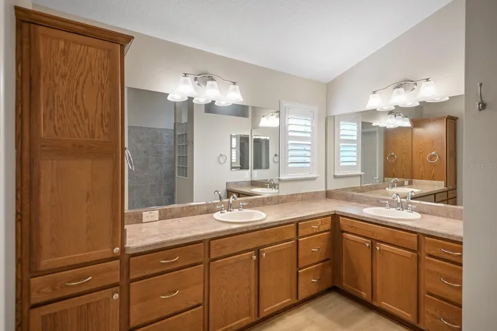 Plenty of bathroom space