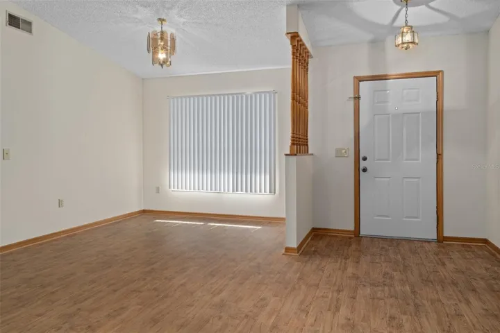 Entry/Living Room