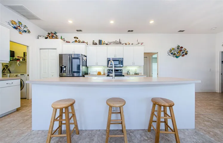 Breakfast bar at kitchen island
