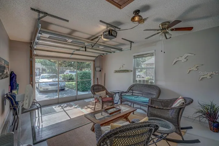 One car garage with screen
