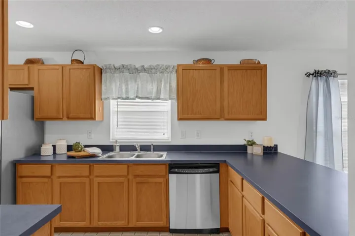 Kitchen cabinets feature pull out drawers