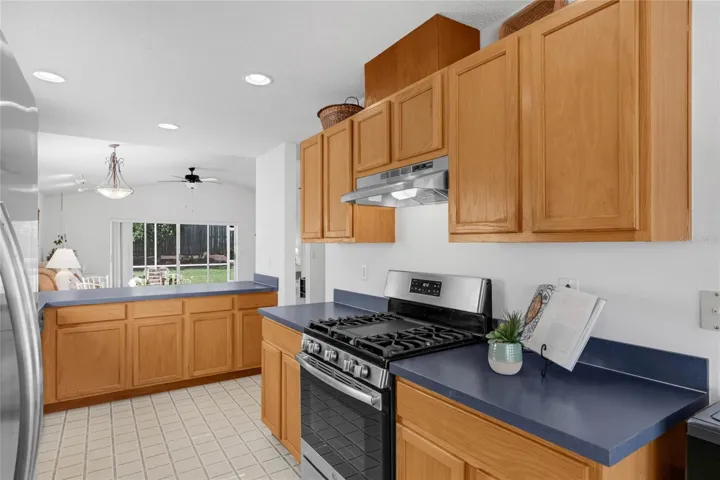 Large breakfast bar and recessed lighting