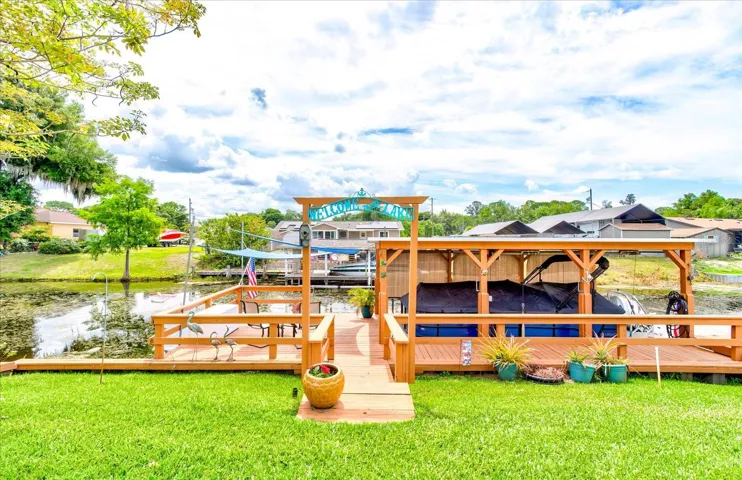 Dock built in 2016 / Boat house with hydrolic hoist