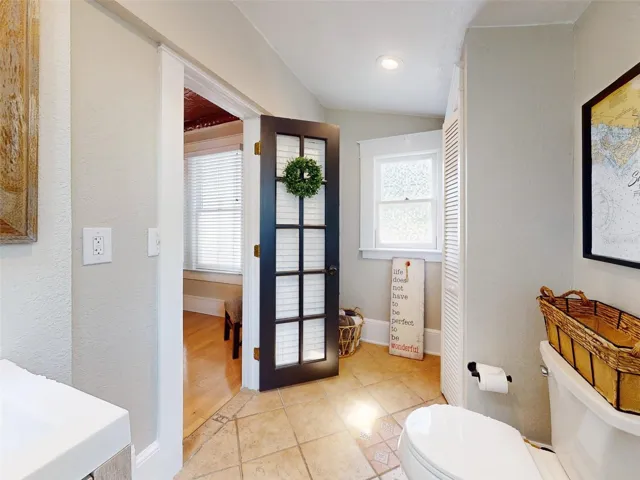 Guest Bathroom downstairs