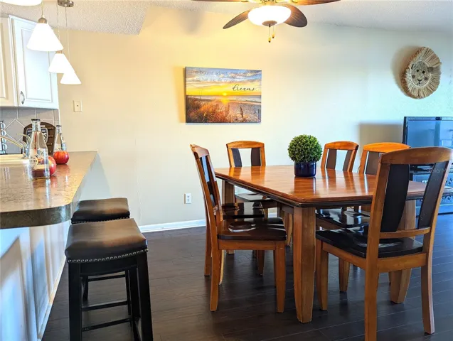 Breakfast bar & Dining Room
