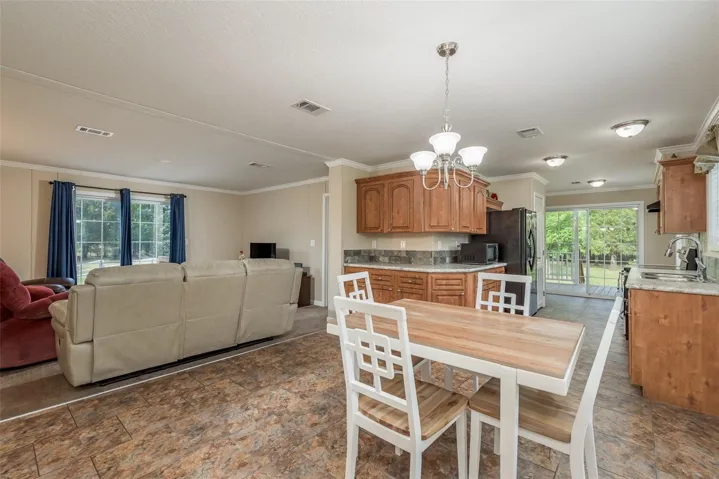 Expansive Eating Space