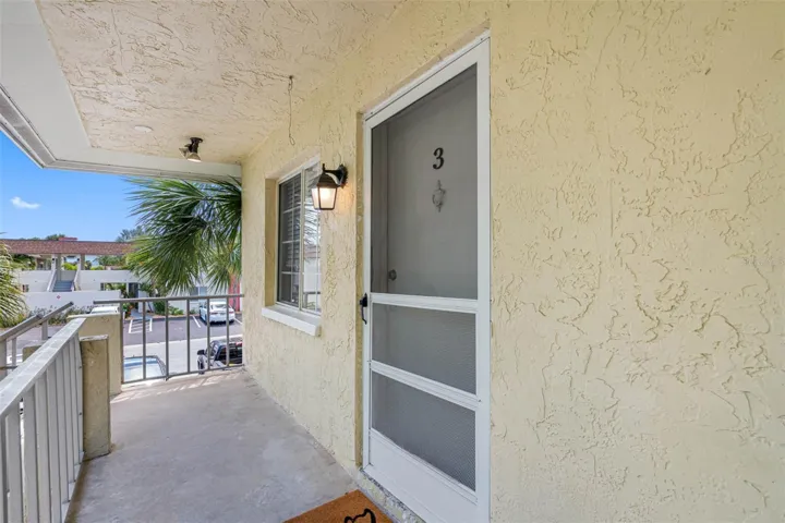 APT 3 ENTRANCE (2nd floor left)
