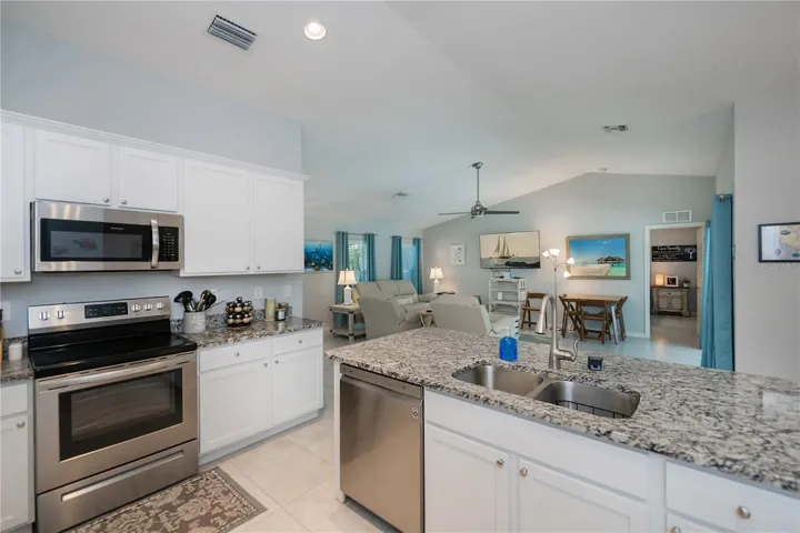 Oh, what a beautiful kitchen!