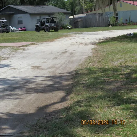 Short unpaved entrance