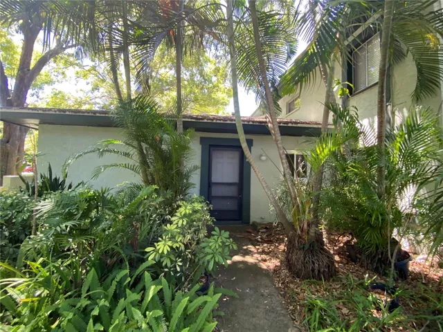 Ground floor, No upstair neighbors, vaulted ceilings