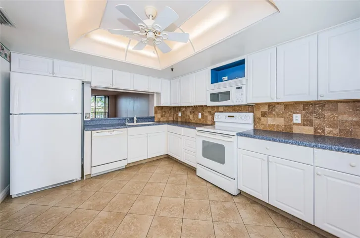 Efficient Kitchen with plenty of counter & cabinet space