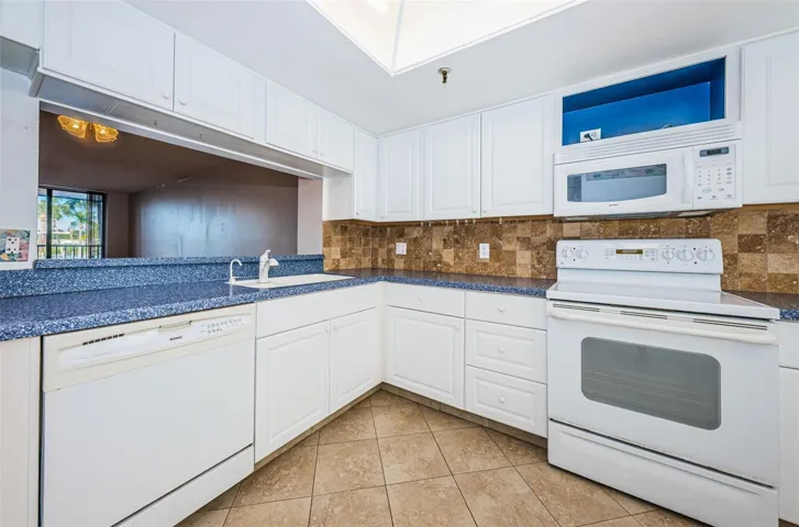 Kitchen Pass through to the Dining area