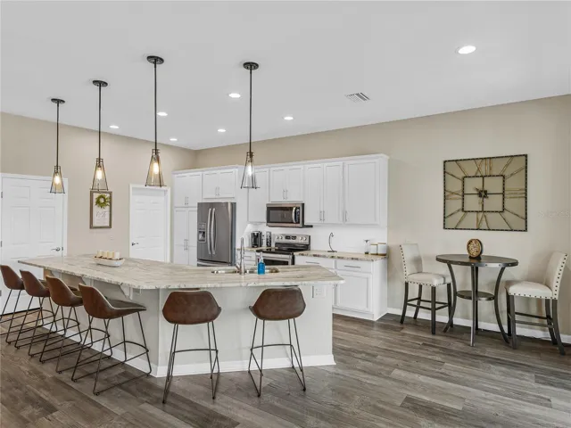 Kitchen with one-level counter