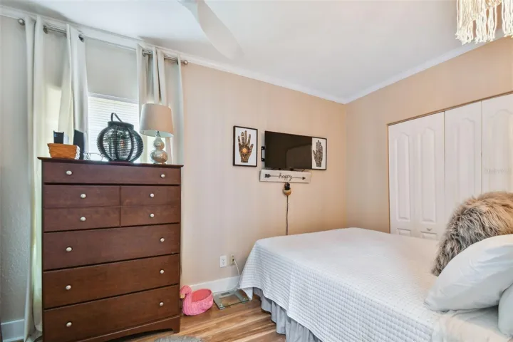 Primary Bedroom w/ Queen Bed