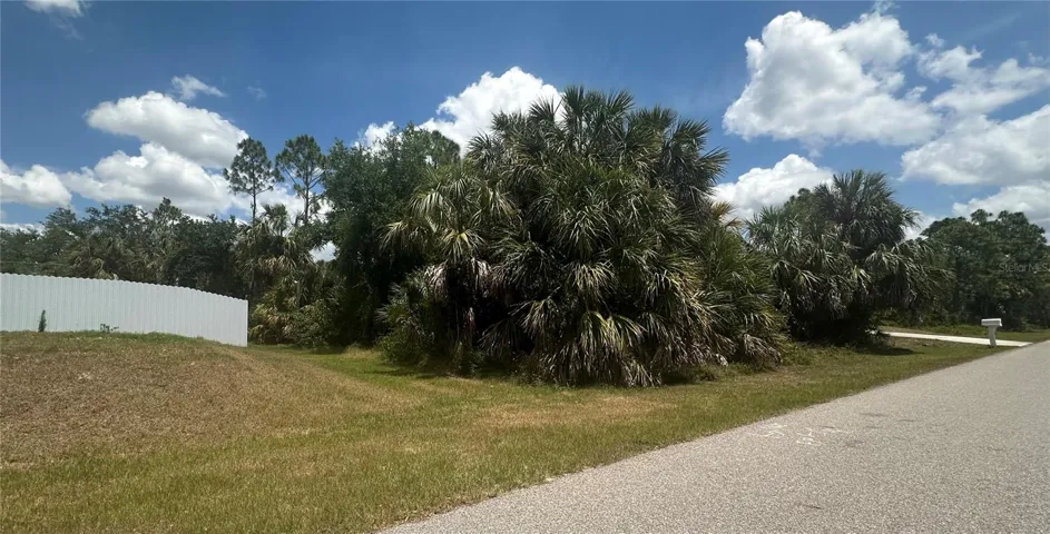 Residential building lot between two homes