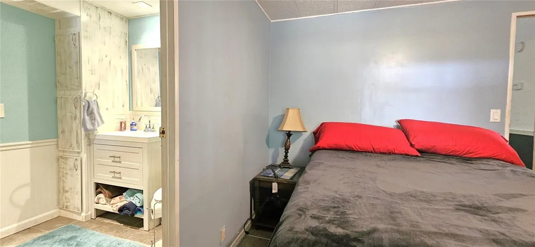 Guest bedroom