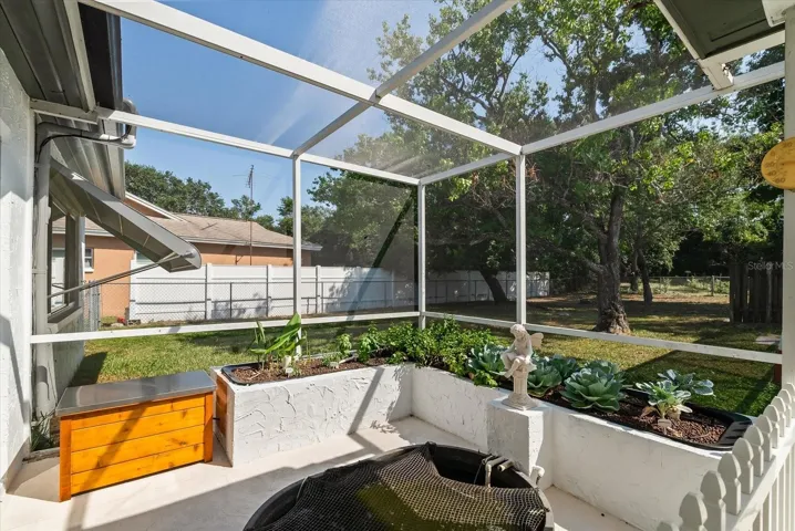 Low Maintenance Solar Aquaponic Garden