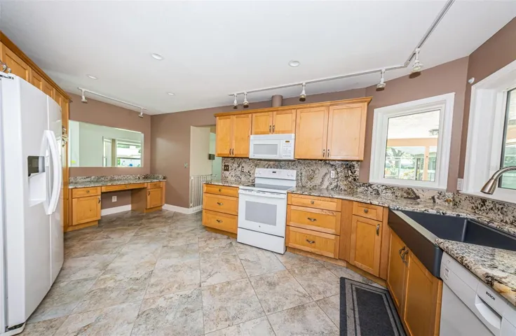 Kraftmaid cabinetry, granite counters,& farmhouse sink