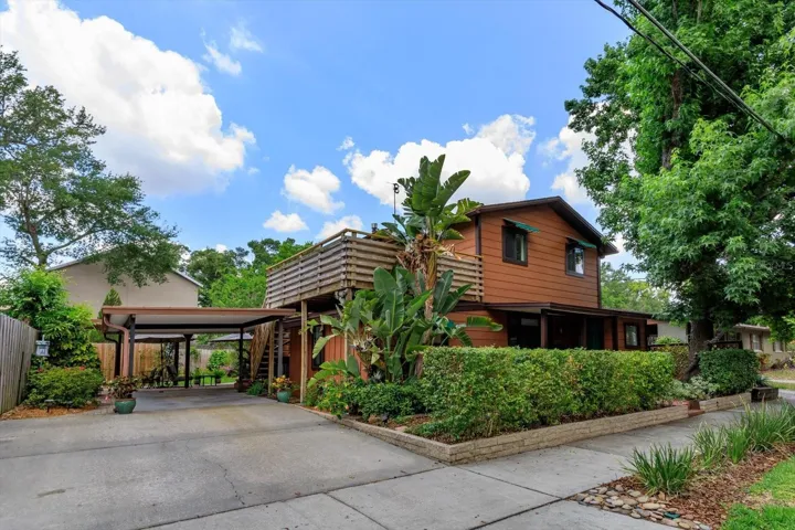 Inviting entrance with 1 covered parking space and enough room for additional cars.