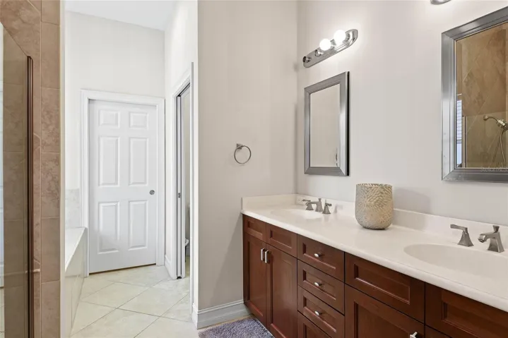 Dual sinks, separate shower and Jacuzzi tub