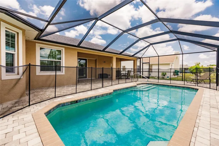 POOL & LANAI