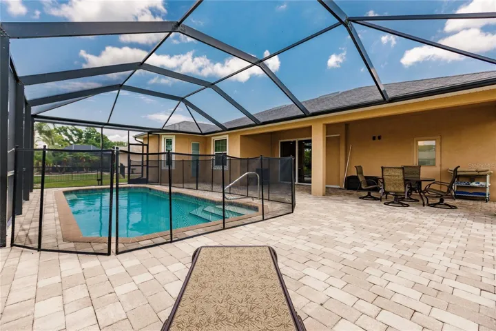 POOL & LANAI