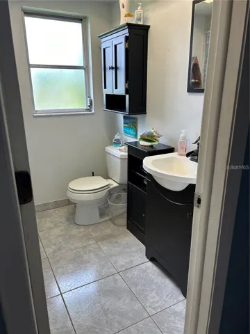 2nd bath with tub/shower