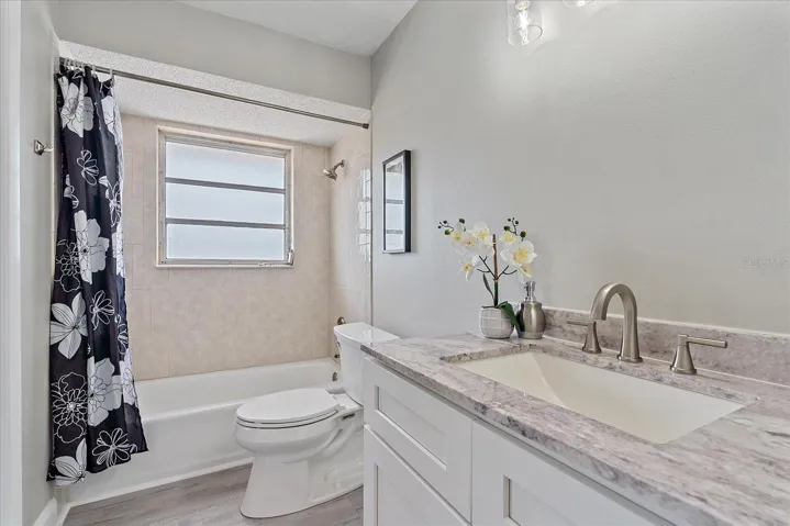 516 Bathroom 2