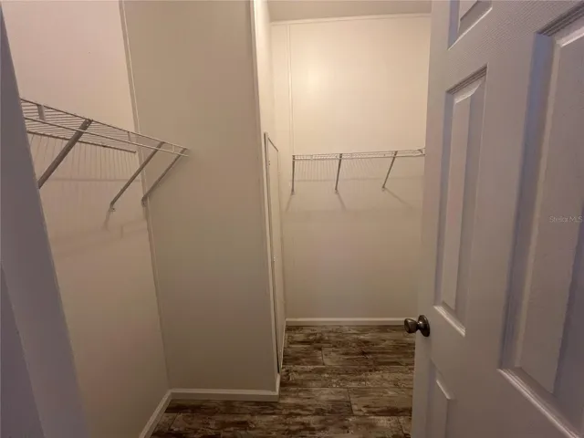 MASTER WALK-IN CLOSET