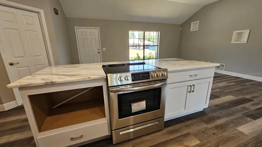 Island with Range/the Microwave cabinet for Built in Microwave
