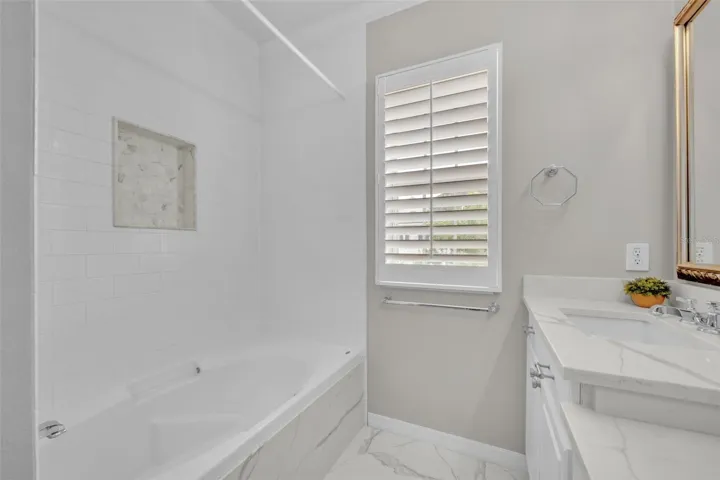 Primary bathtub/shower combo