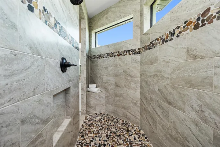 Huge main shower!