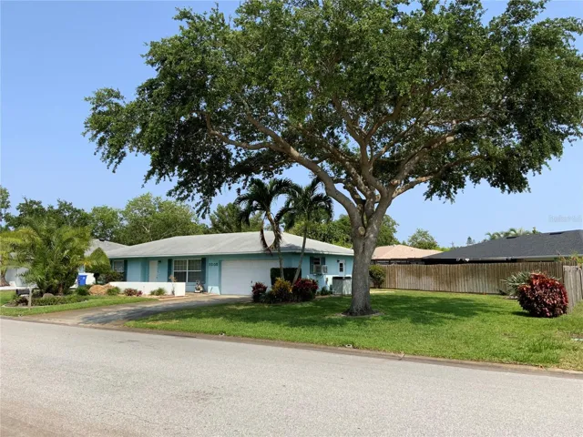 Welcome Home to 5205 36th Ave Dr West, Bradenton, FL 34209