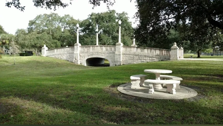 Amenities parks shops and restaurants near by