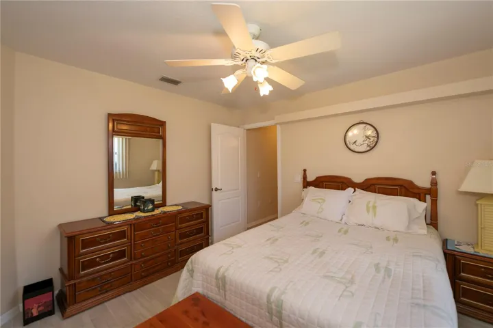 1 of 2 auxiliary bedrooms