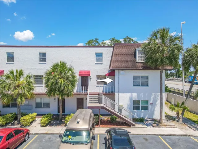 2 bedroom 1.5 bath, 2 story end-unit condo convenient to everything Tampa has to offer.