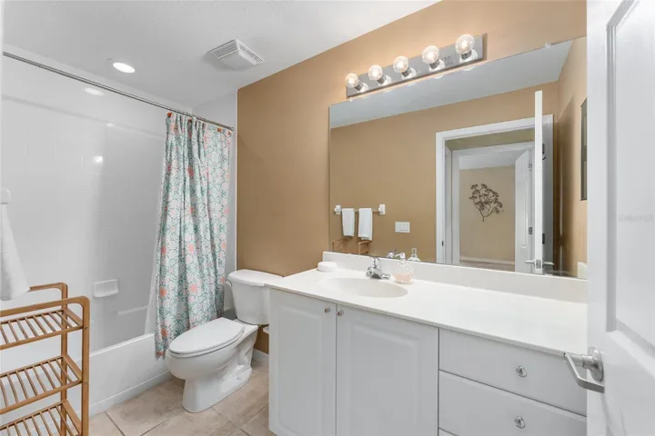Guest Bathroom with tub/shower